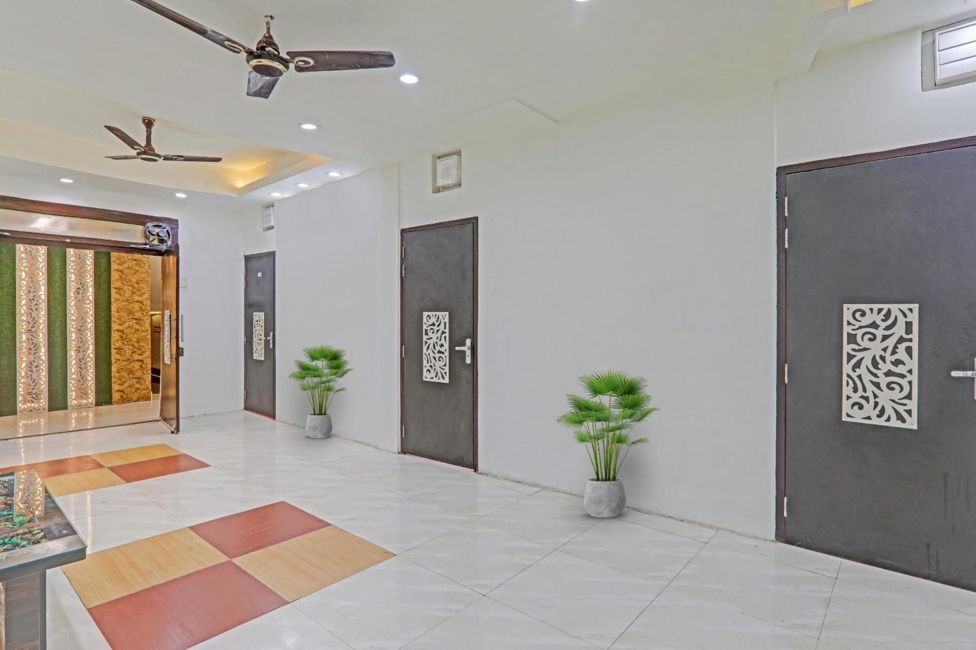 Collection O Gurudev Paradise Bhairaun Ghāt Exterior foto